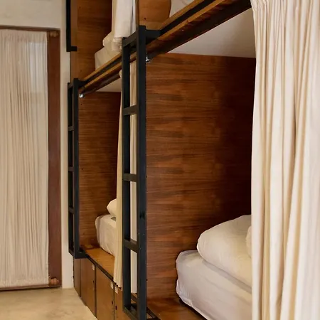 Bamba Capsule Hotel
